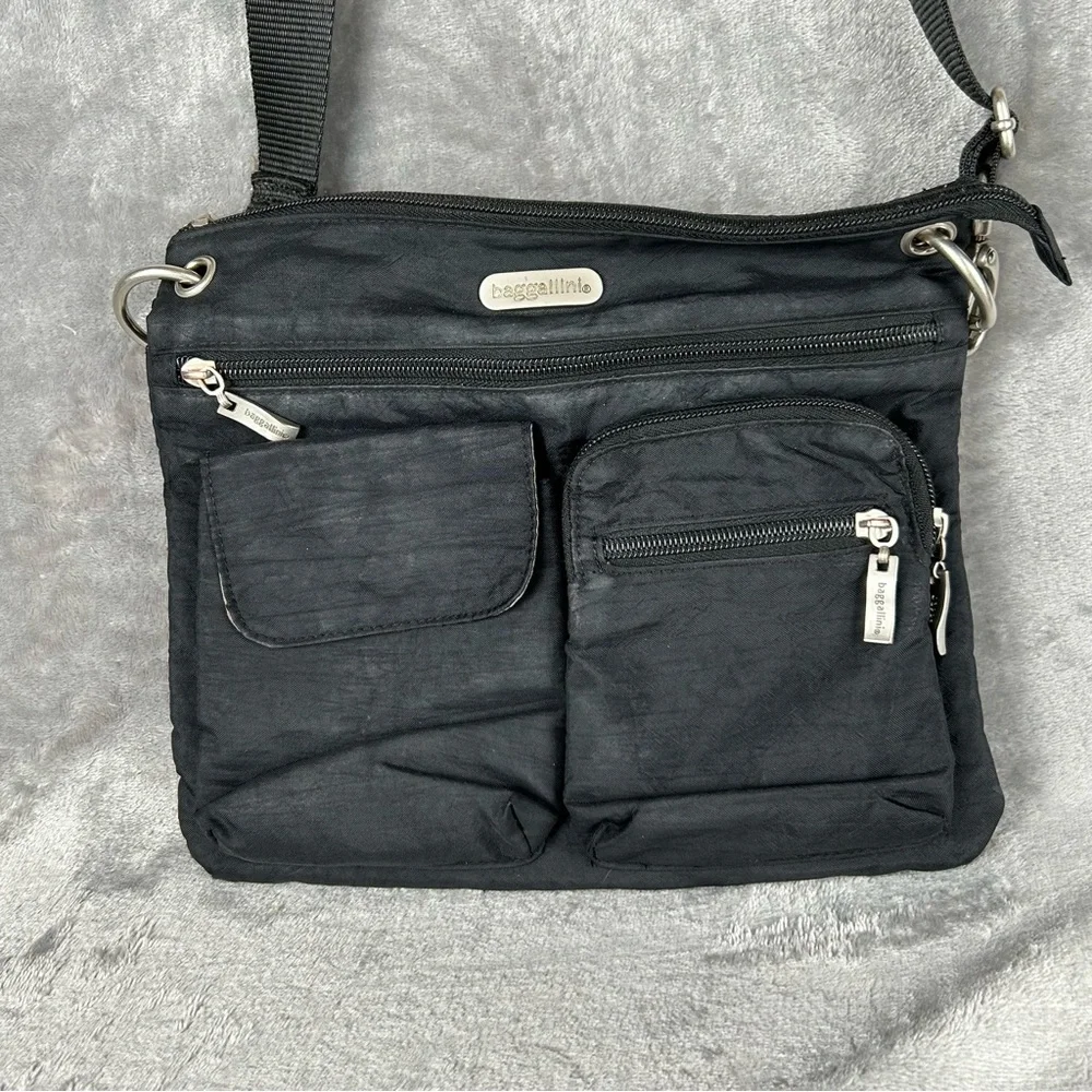 Baggallini Black Nylon Medium Crossbody Purse‎ Adjustable Strap Pockets Travel